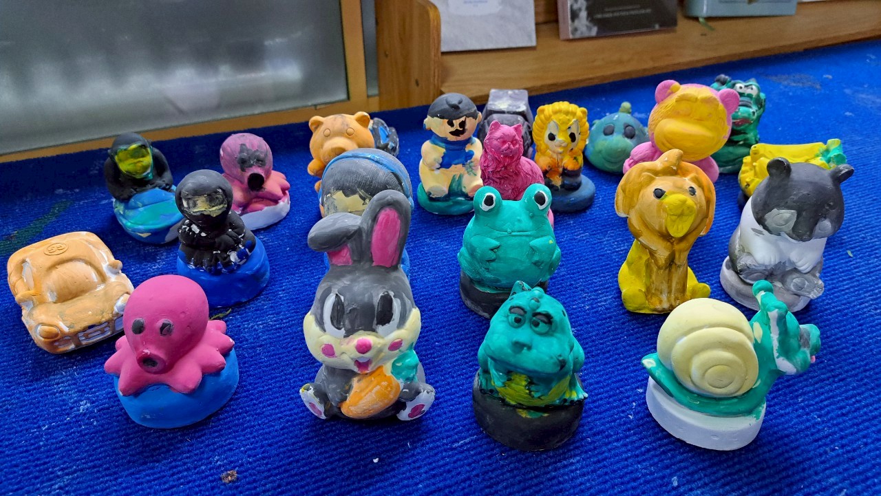 ตุ๊กตาปูนปั้นกับพู่กันวิเศษ