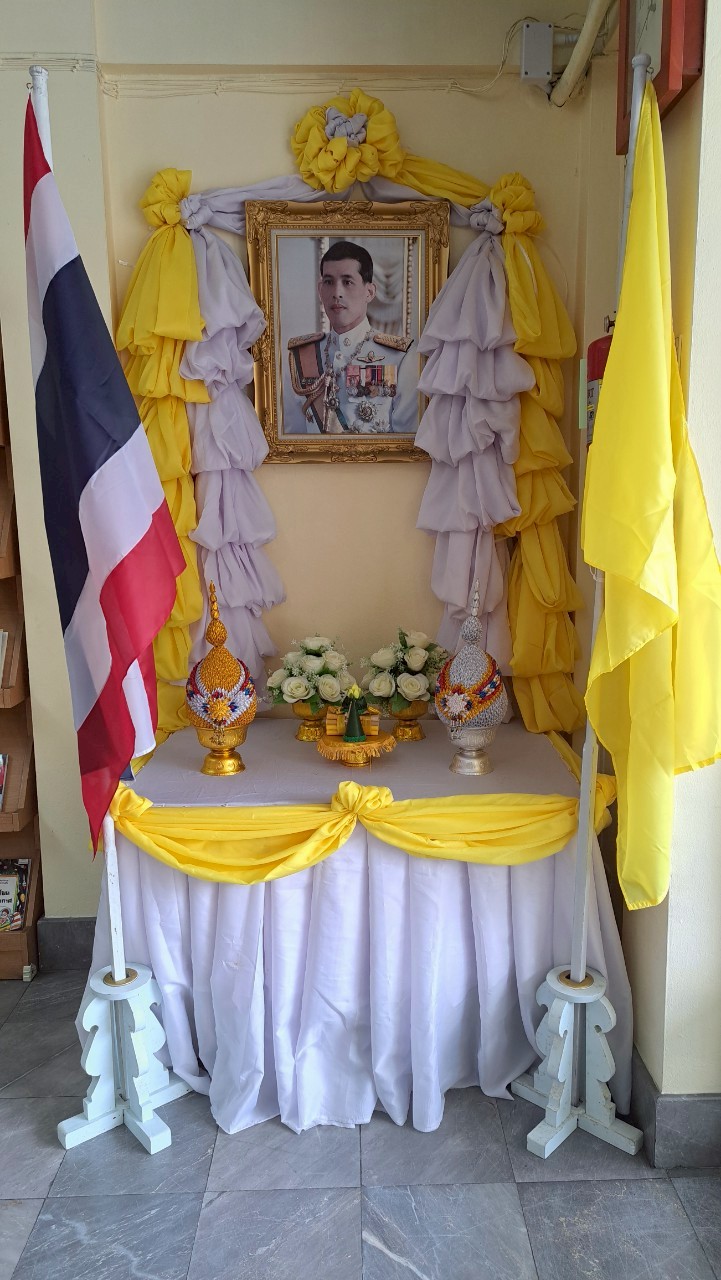จัดแต่งสถานที่ ผูกผ้า ประดับธง