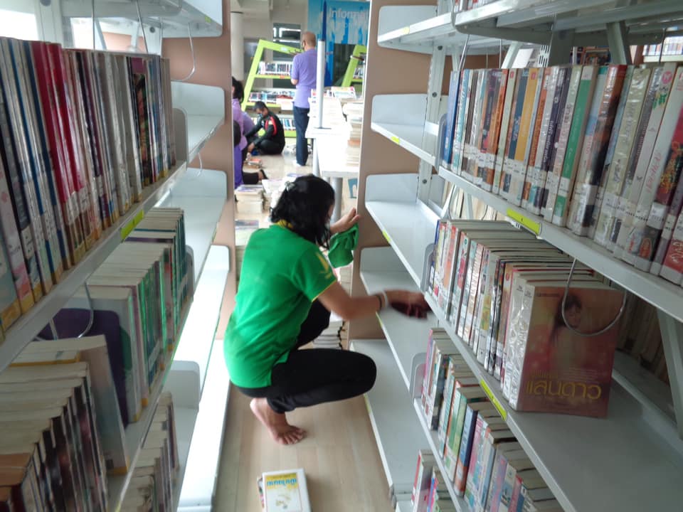 ห้องสมุดฯ บางขุนเทียนรื้อทำความสะอาดชั้นหนังสือพร้อมเช็ดหนังสือทุกเล่ม รวมทั้งโต๊ะ-เก้าอี้เพื่อสุขลักษณะความปลอดภัยในการใช้บริการค่ะ